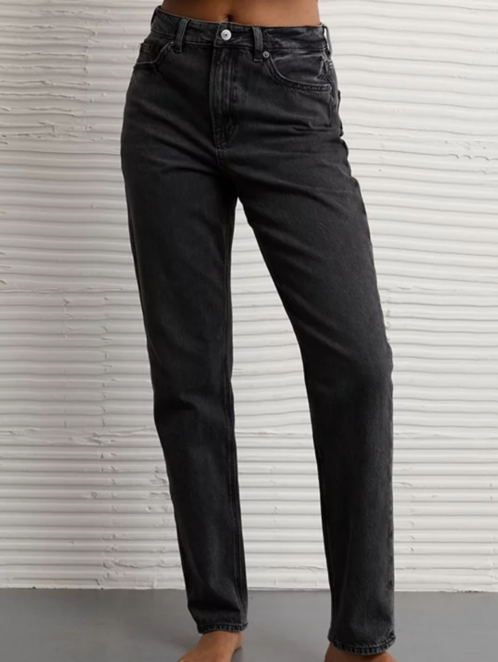American Eagle Outfitters Black Strigid Mom Jean Size 8 Short